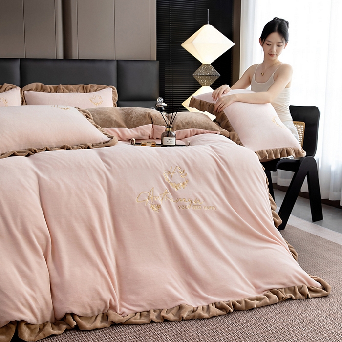 91家纺网 家纺一手货源 找家纺 找底底家纺 2025新款牛奶绒纯色刺绣四件套八斤重日销50单客户优惠10元 樱花粉