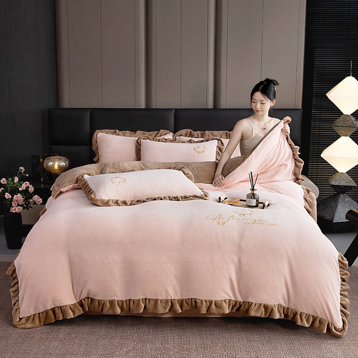 91家纺网 家纺一手货源 找家纺 找底底家纺 2025新款牛奶绒纯色刺绣四件套八斤重日销50单客户优惠10元 樱花粉