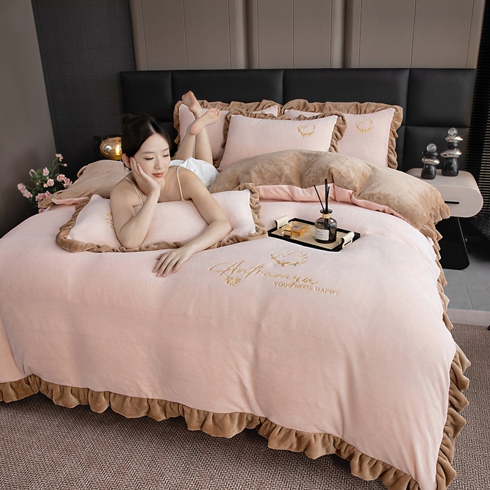 91家纺网 家纺一手货源 找家纺 找底底家纺 2025新款牛奶绒纯色刺绣四件套八斤重日销50单客户优惠10元 樱花粉