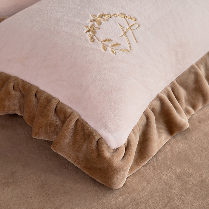 91家纺网 家纺一手货源 找家纺 找底底家纺 2025新款牛奶绒纯色刺绣四件套八斤重日销50单客户优惠10元 樱花粉