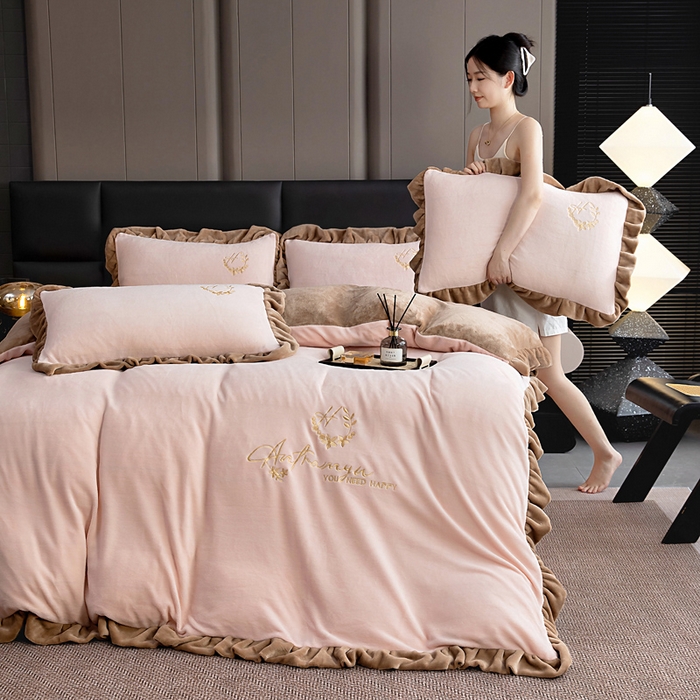 91家纺网 家纺一手货源 找家纺 找底底家纺 2025新款牛奶绒纯色刺绣四件套八斤重日销50单客户优惠10元 樱花粉