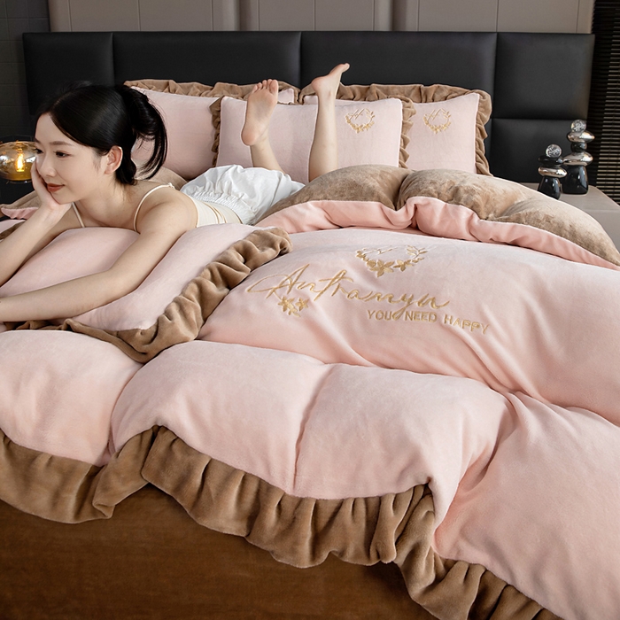 91家纺网 家纺一手货源 找家纺 找底底家纺 2025新款牛奶绒纯色刺绣四件套八斤重日销50单客户优惠10元 樱花粉