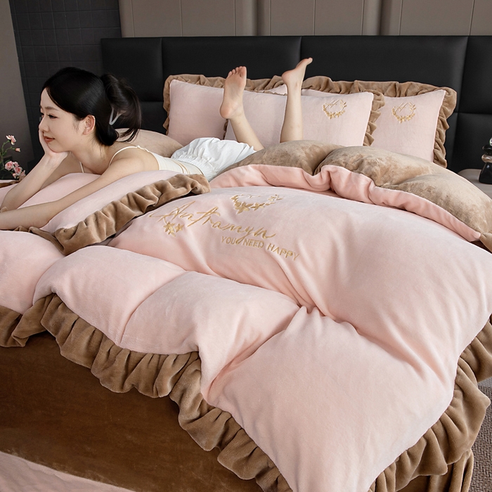 91家纺网 家纺一手货源 找家纺 找底底家纺 2025新款牛奶绒纯色刺绣四件套八斤重日销50单客户优惠10元 樱花粉