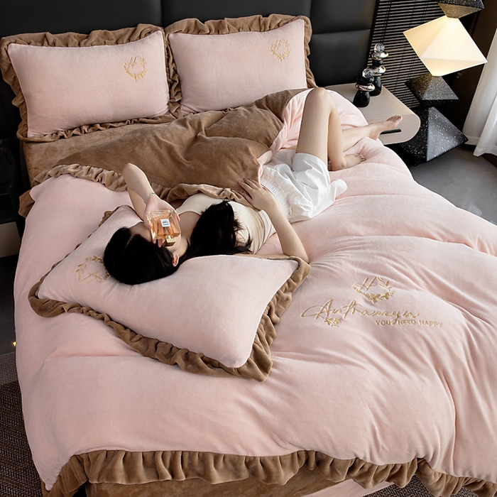 91家纺网 家纺一手货源 找家纺 找底底家纺 2025新款牛奶绒纯色刺绣四件套八斤重日销50单客户优惠10元 樱花粉