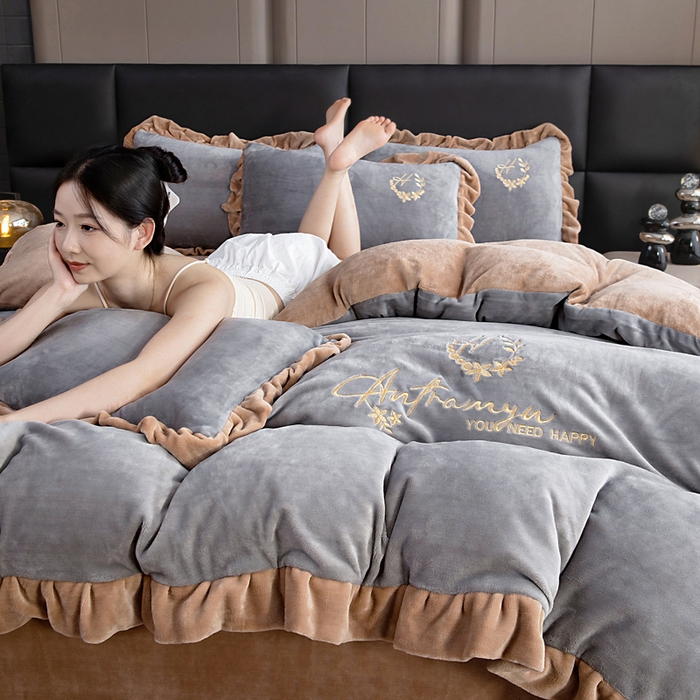 91家纺网 家纺一手货源 找家纺 找底底家纺 2025新款牛奶绒纯色刺绣四件套八斤重日销50单客户优惠10元 浅灰