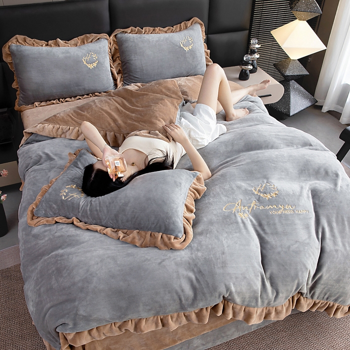 91家纺网 家纺一手货源 找家纺 找底底家纺 2025新款牛奶绒纯色刺绣四件套八斤重日销50单客户优惠10元 浅灰