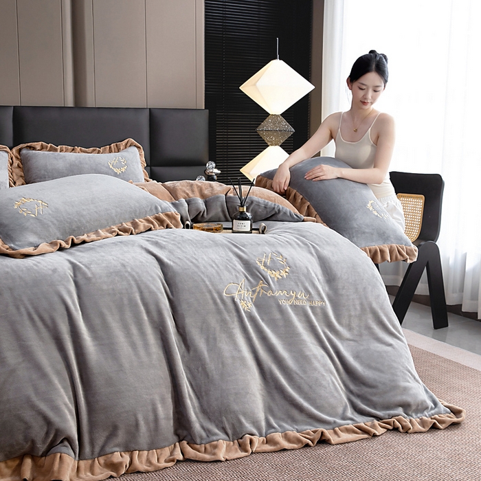 91家纺网 家纺一手货源 找家纺 找底底家纺 2025新款牛奶绒纯色刺绣四件套八斤重日销50单客户优惠10元 浅灰