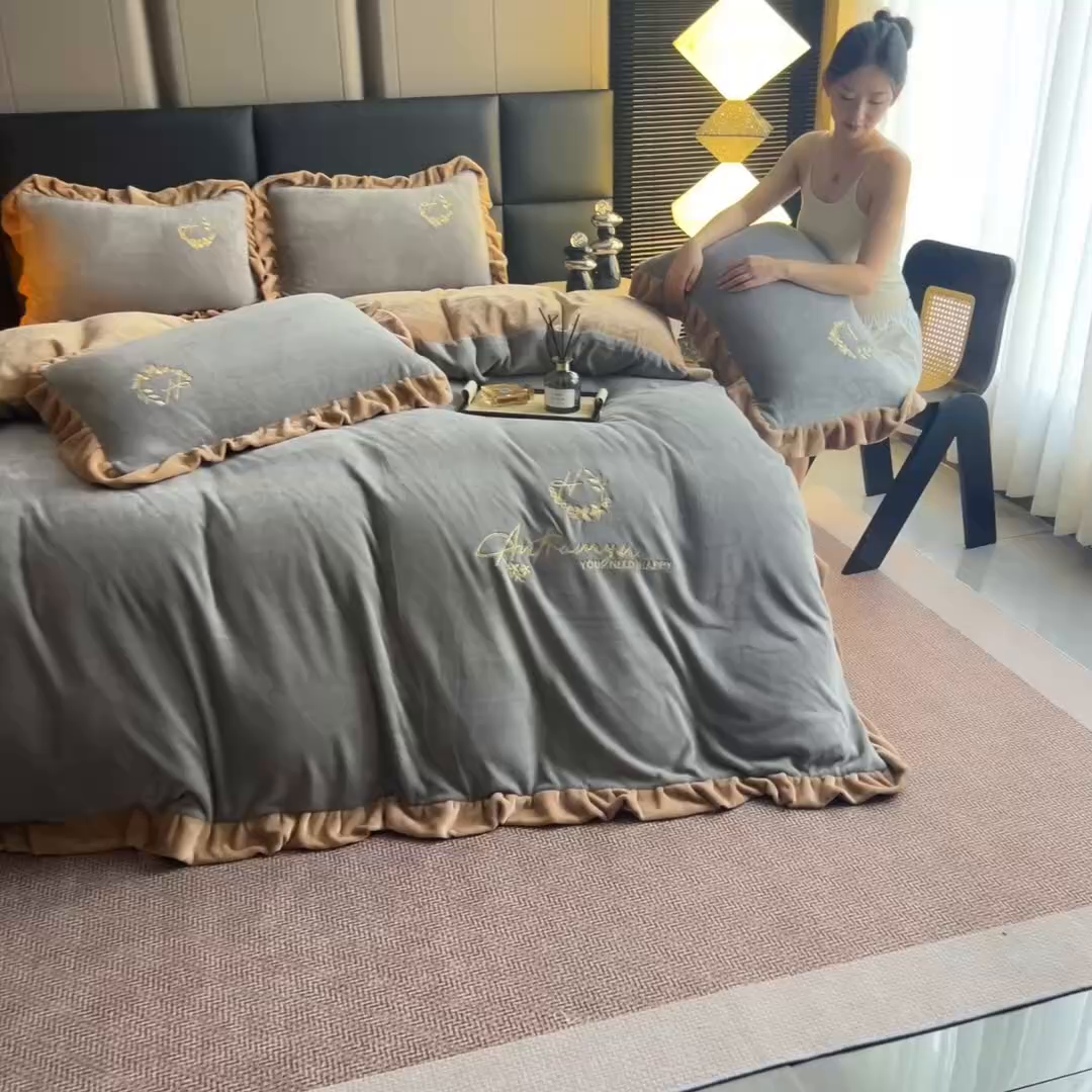 91家纺网 家纺一手货源 找家纺 找底底家纺 2025新款牛奶绒纯色刺绣四件套八斤重日销50单客户优惠10元 浅灰
