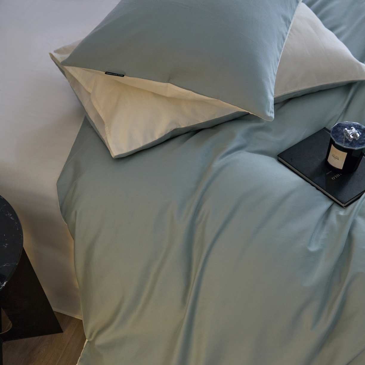 91家纺网 家纺一手货源 找家纺 朵希曼 2026新款全棉纯色长绒棉磨毛系列四件套 风青月白