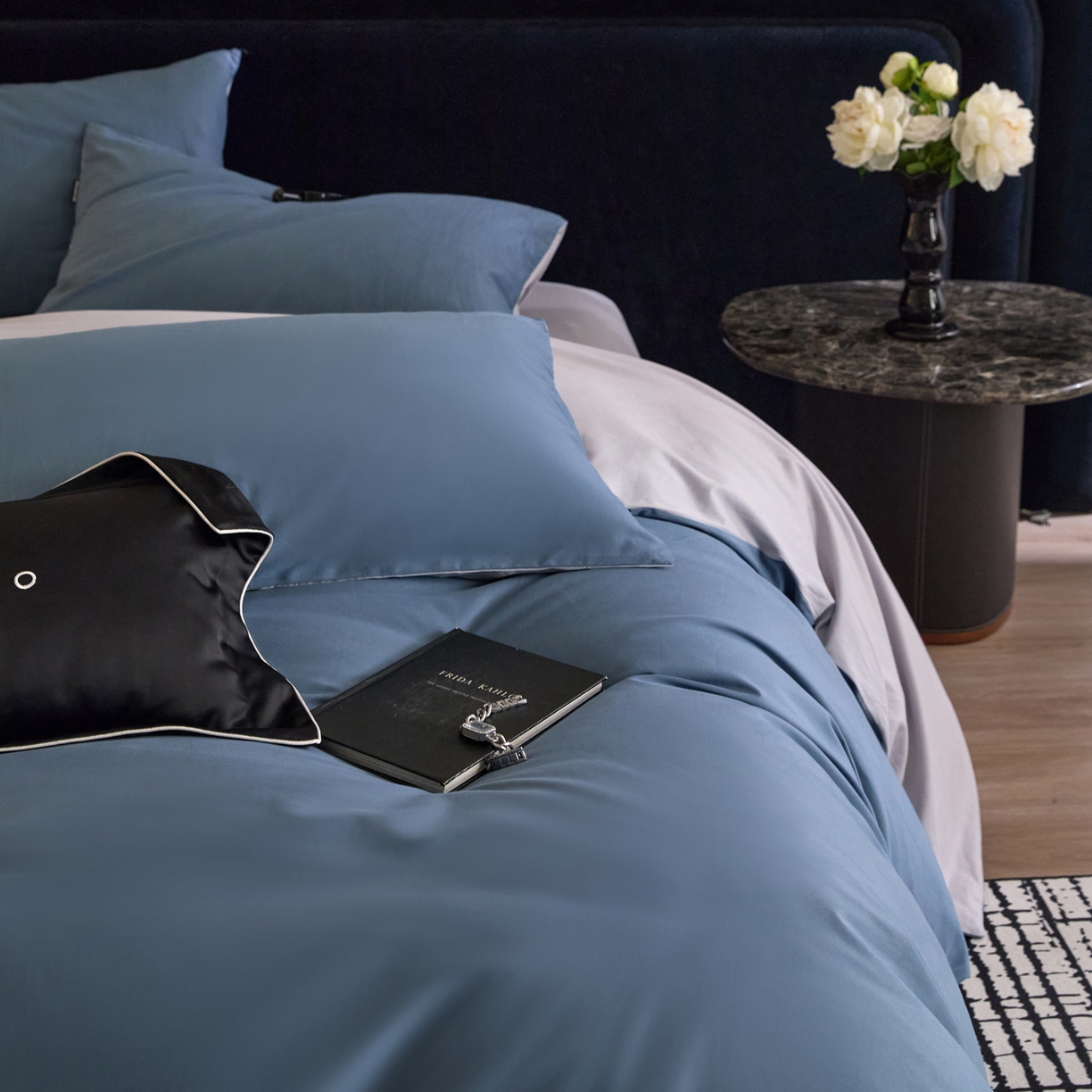 91家纺网 家纺一手货源 找家纺 朵希曼 2026新款全棉纯色长绒棉磨毛系列四件套 蓝韵雾纱