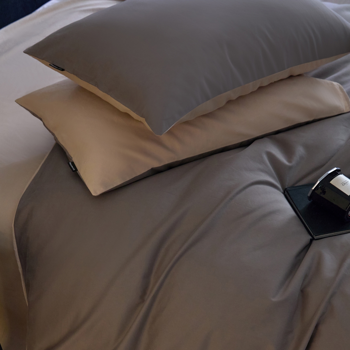 91家纺网 家纺一手货源 找家纺 朵希曼 2026新款全棉纯色长绒棉磨毛系列四件套 迷雾棕