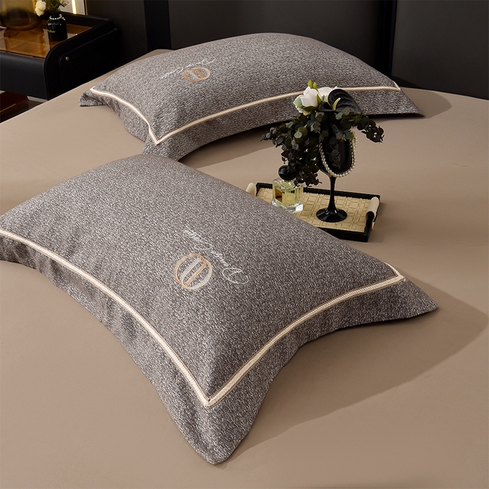 91家纺网 家纺一手货源 找家纺 瑞驰家纺 2025新款长绒棉纯棉色织提花绣花磨毛四件套-克里斯汀 克里斯汀-太空灰