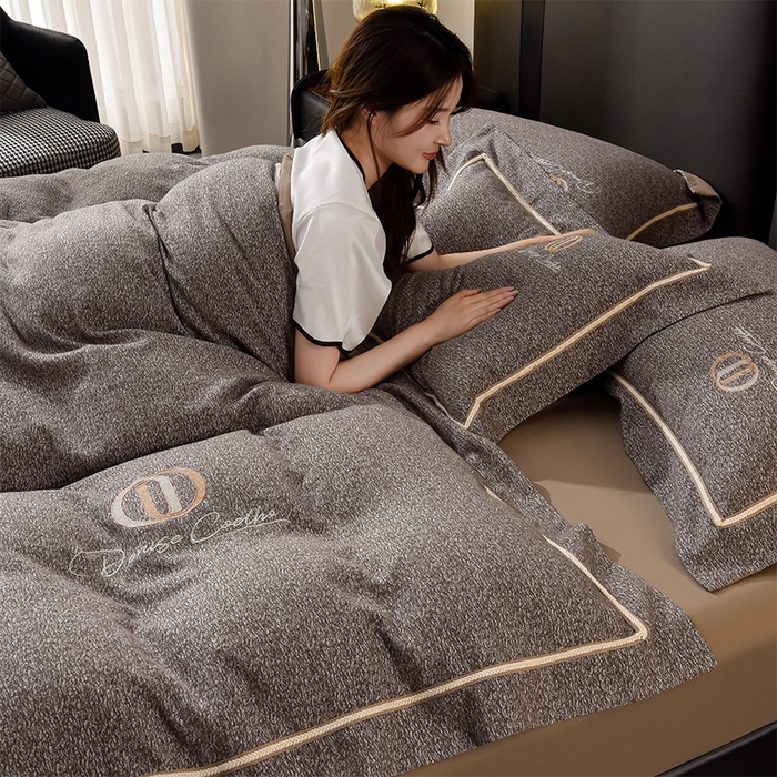 91家纺网 家纺一手货源 找家纺 瑞驰家纺 2025新款长绒棉纯棉色织提花绣花磨毛四件套-克里斯汀 克里斯汀-太空灰