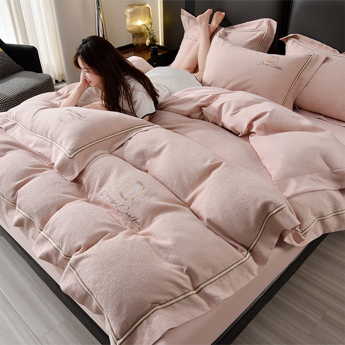 91家纺网 家纺一手货源 找家纺 瑞驰家纺 2025新款长绒棉纯棉色织提花绣花磨毛四件套-克里斯汀 克里斯汀-桃粉