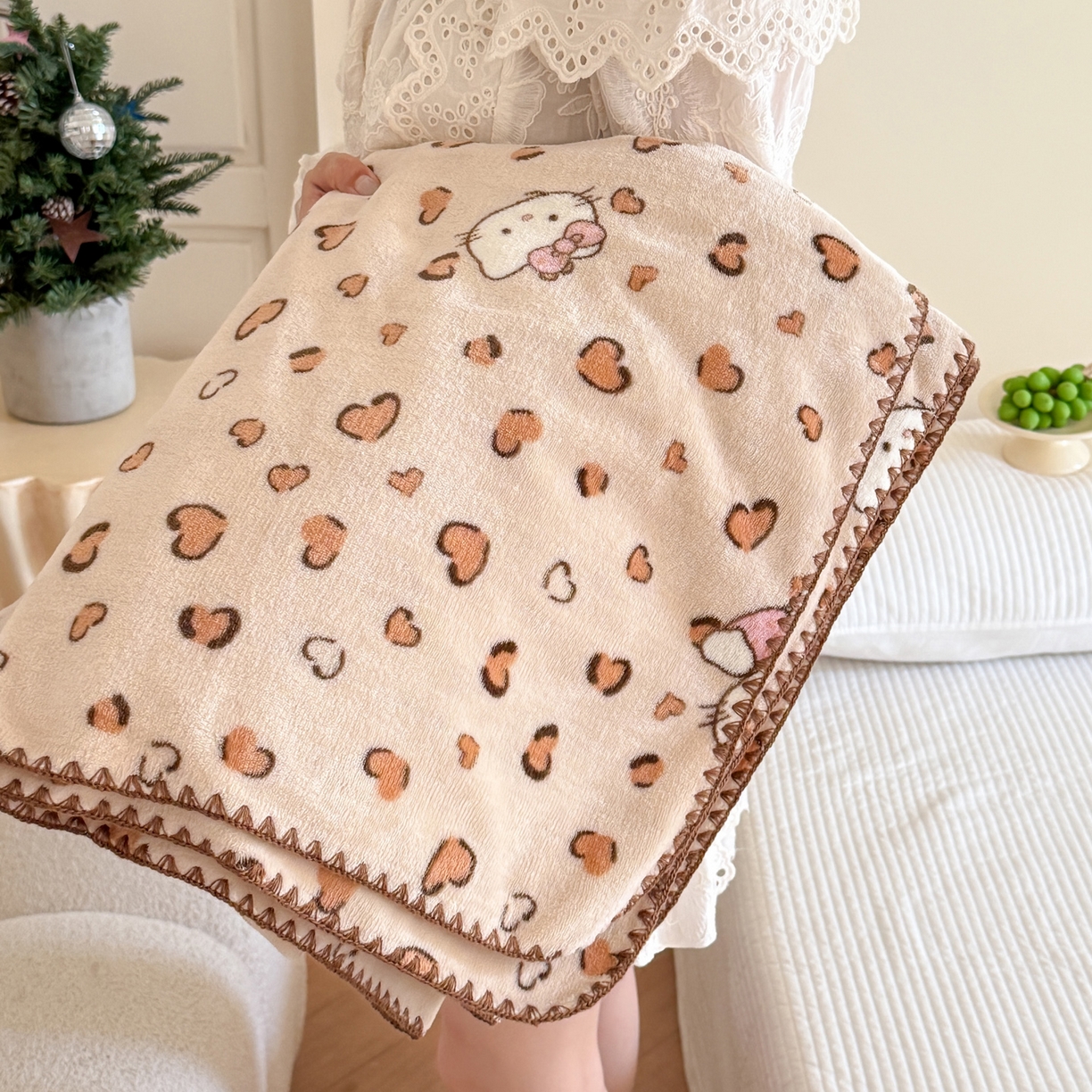 91家纺网 家纺一手货源 找家纺 澳萝拉 2025新款230g高克重全工艺牛奶绒三角针毛毯四季毯休闲毯毯子（稳定供货 不缺货） 爱心Kitty猫