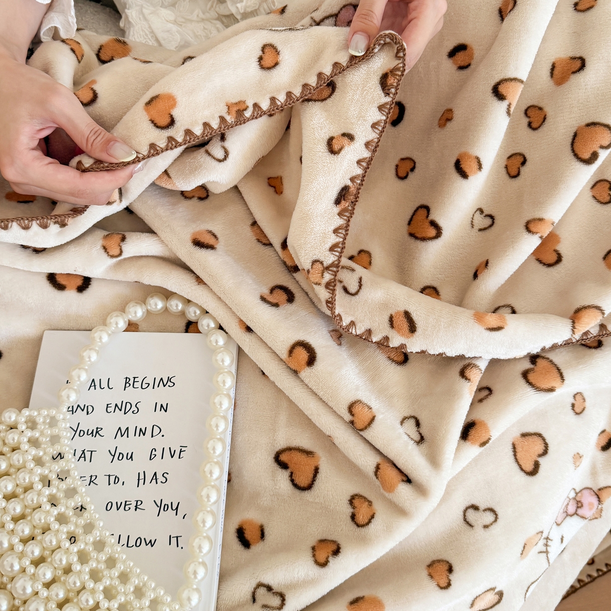 91家纺网 家纺一手货源 找家纺 澳萝拉 2025新款230g高克重全工艺牛奶绒三角针毛毯四季毯休闲毯毯子（稳定供货 不缺货） 爱心Kitty猫