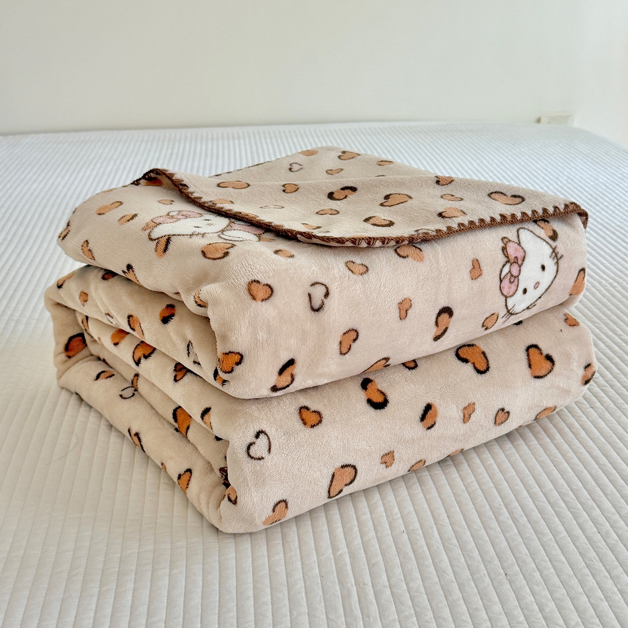 91家纺网 家纺一手货源 找家纺 澳萝拉 2025新款230g高克重全工艺牛奶绒三角针毛毯四季毯休闲毯毯子（稳定供货 不缺货） 爱心Kitty猫