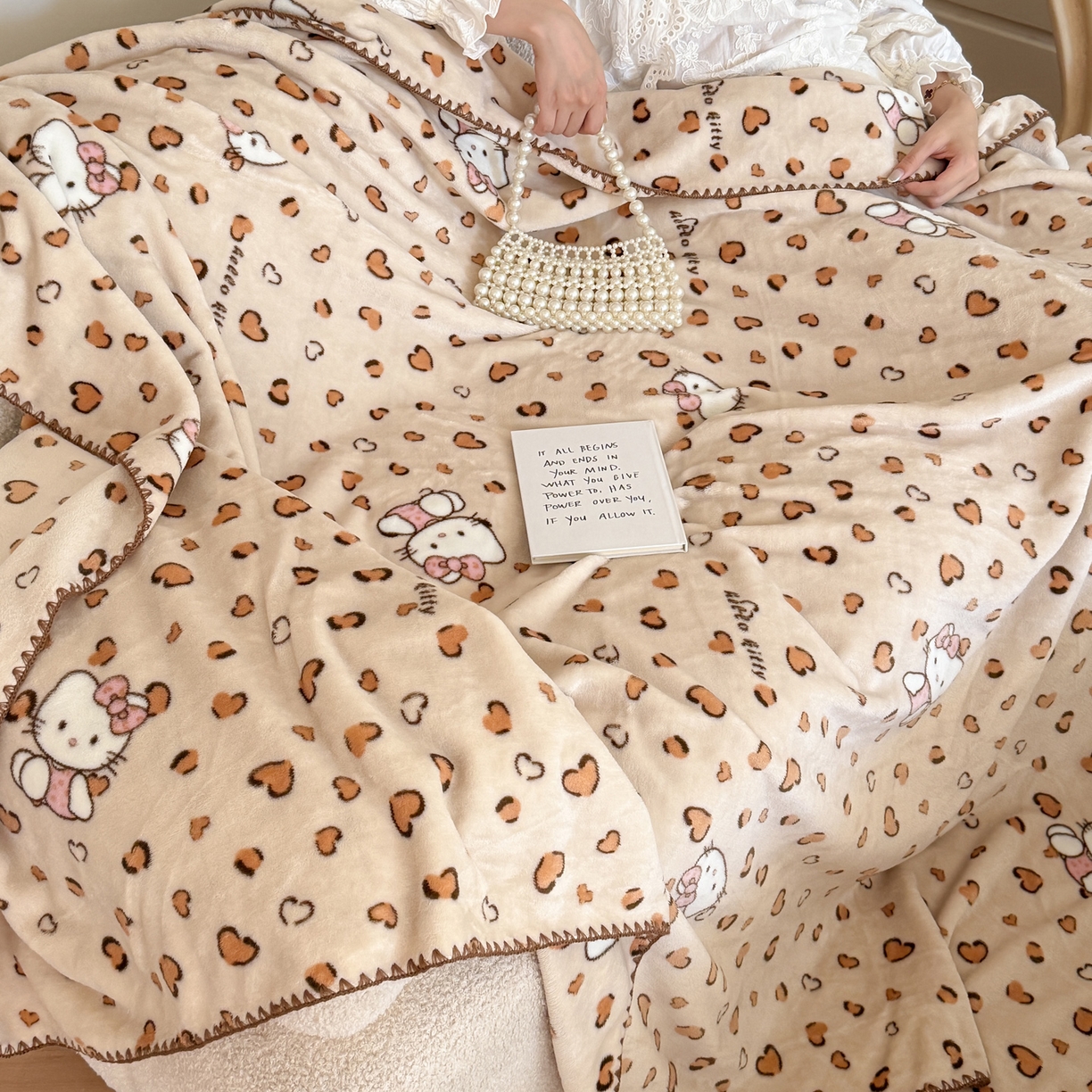 91家纺网 家纺一手货源 找家纺 澳萝拉 2025新款230g高克重全工艺牛奶绒三角针毛毯四季毯休闲毯毯子（稳定供货 不缺货） 爱心Kitty猫