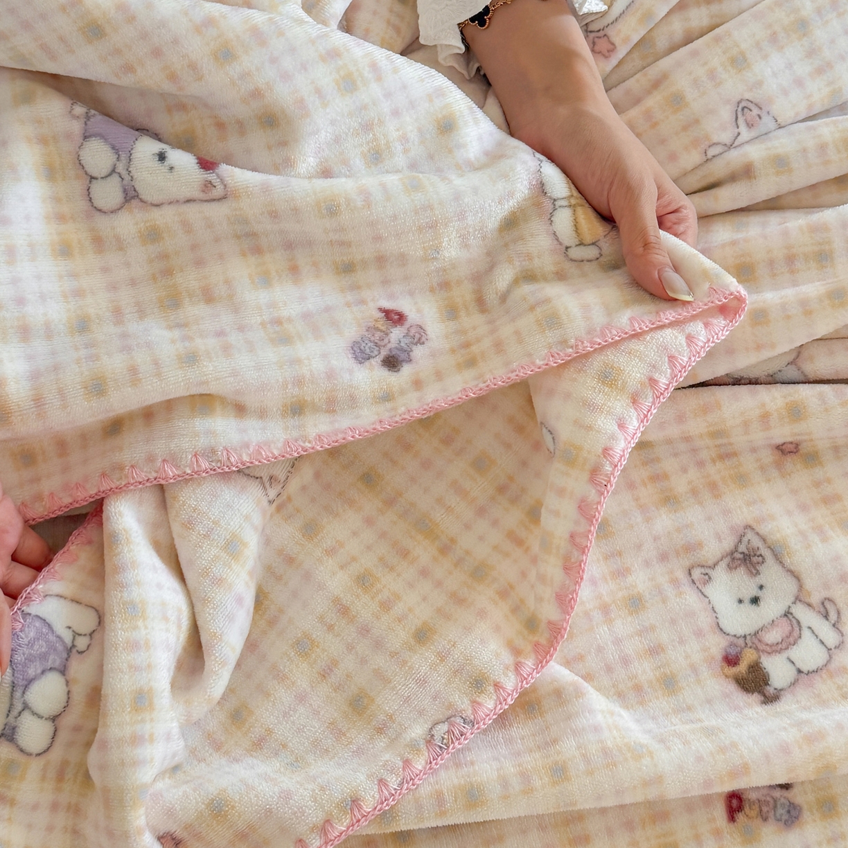 91家纺网 家纺一手货源 找家纺 澳萝拉 2025新款230g高克重全工艺牛奶绒三角针毛毯四季毯休闲毯毯子（稳定供货 不缺货） 班尼小狗