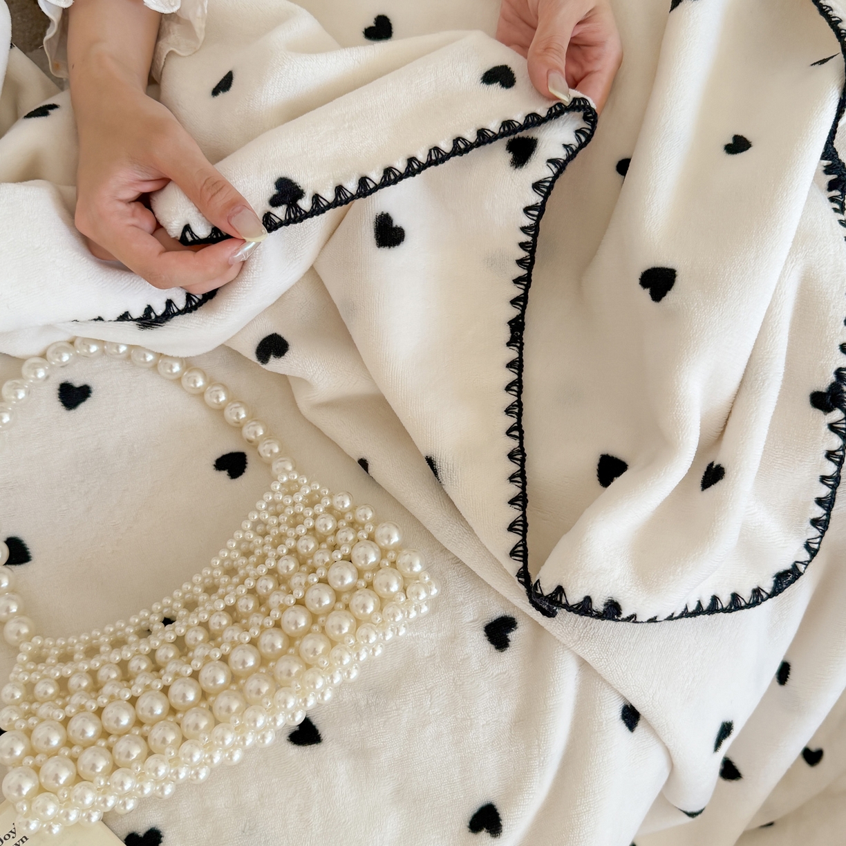 91家纺网 家纺一手货源 找家纺 澳萝拉 2025新款230g高克重全工艺牛奶绒三角针毛毯四季毯休闲毯毯子（稳定供货 不缺货） 点点爱心