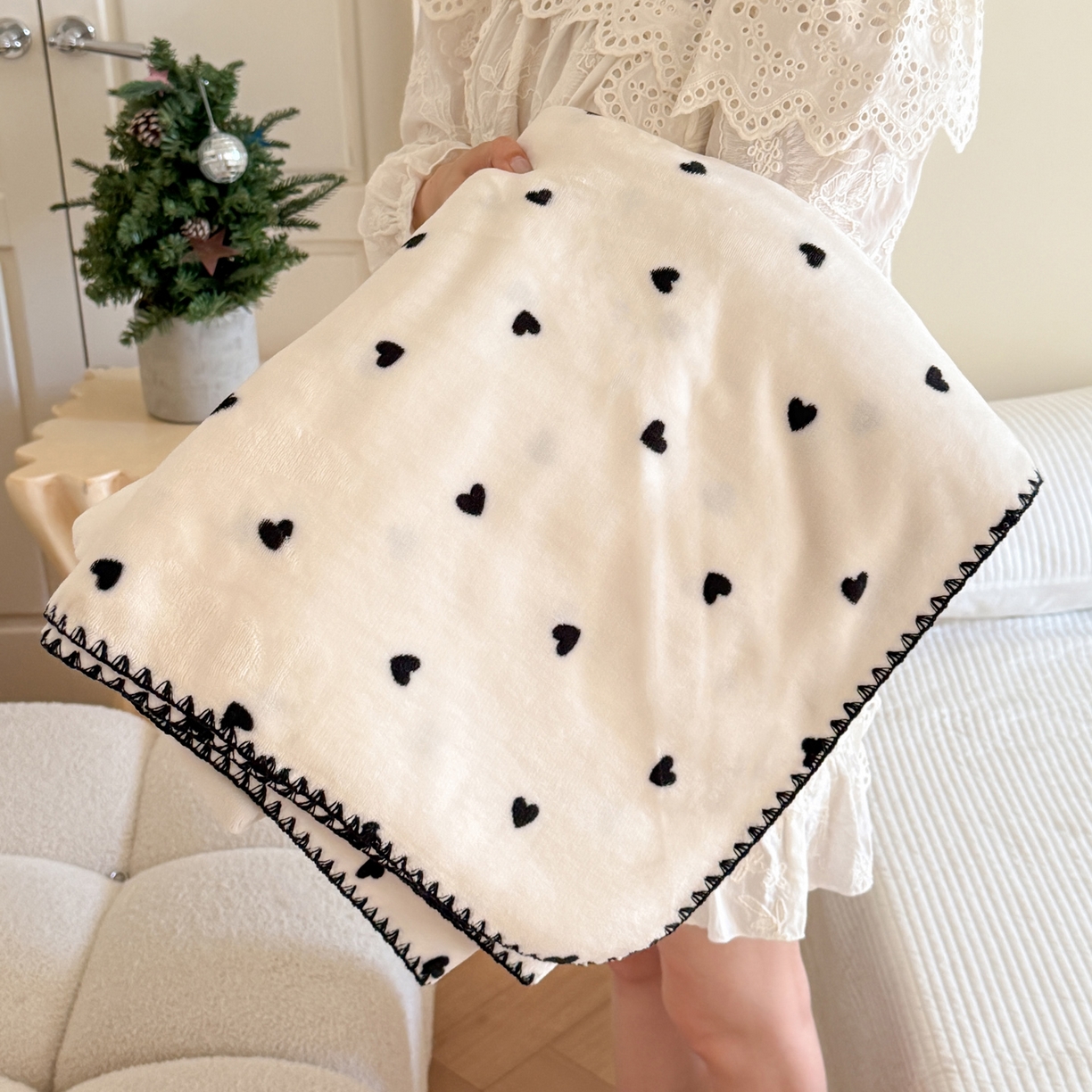 91家纺网 家纺一手货源 找家纺 澳萝拉 2025新款230g高克重全工艺牛奶绒三角针毛毯四季毯休闲毯毯子（稳定供货 不缺货） 点点爱心