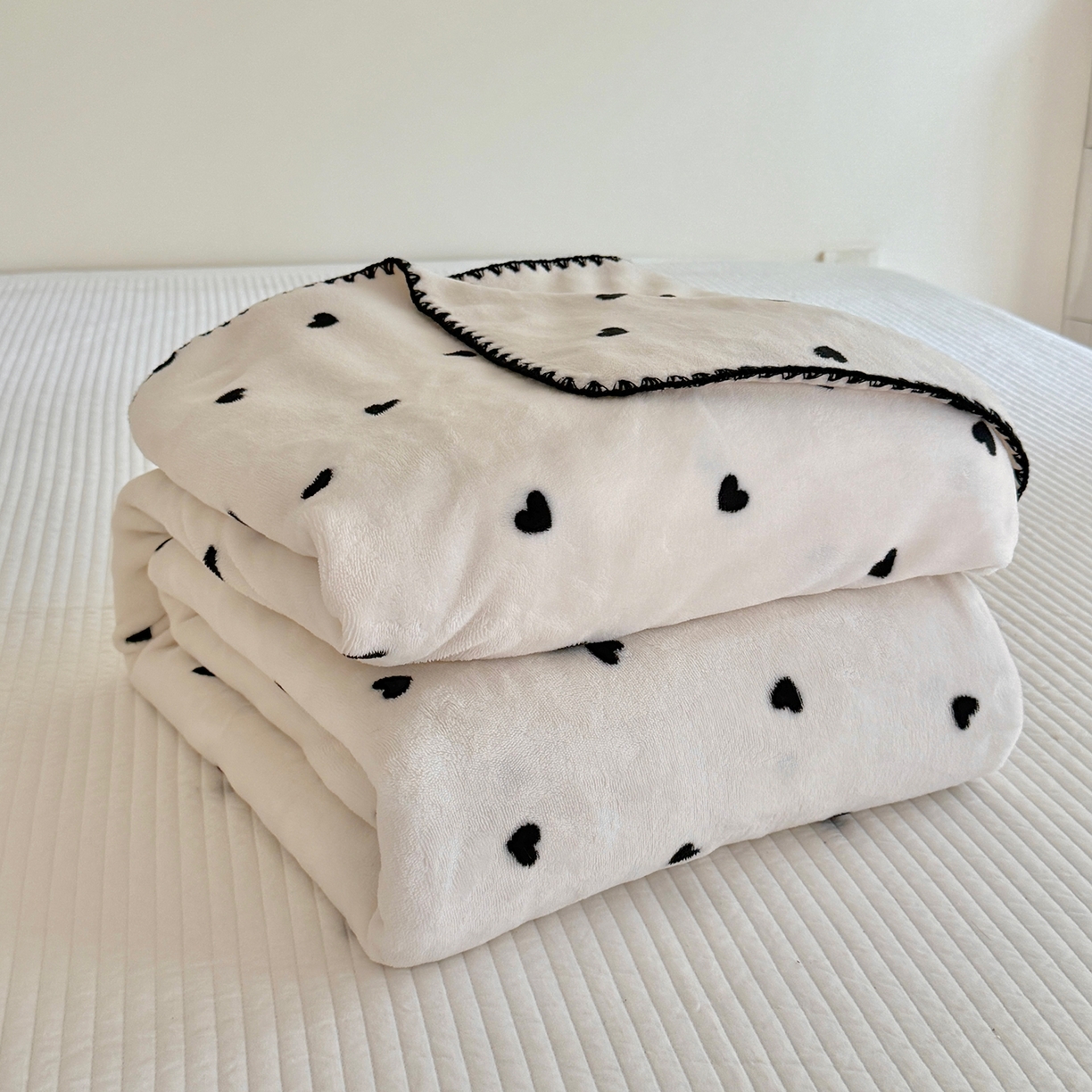 91家纺网 家纺一手货源 找家纺 澳萝拉 2025新款230g高克重全工艺牛奶绒三角针毛毯四季毯休闲毯毯子（稳定供货 不缺货） 点点爱心