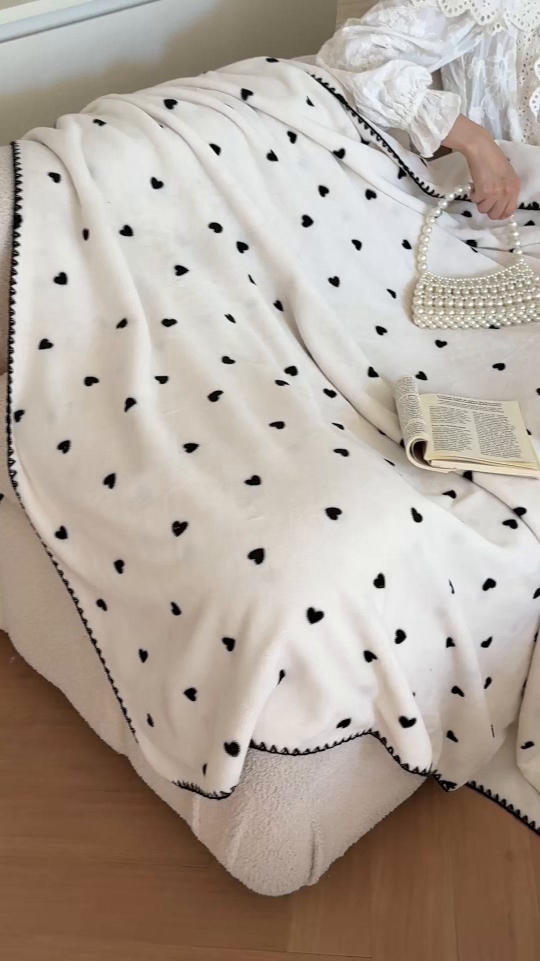 91家纺网 家纺一手货源 找家纺 澳萝拉 2025新款230g高克重全工艺牛奶绒三角针毛毯四季毯休闲毯毯子（稳定供货 不缺货） 点点爱心