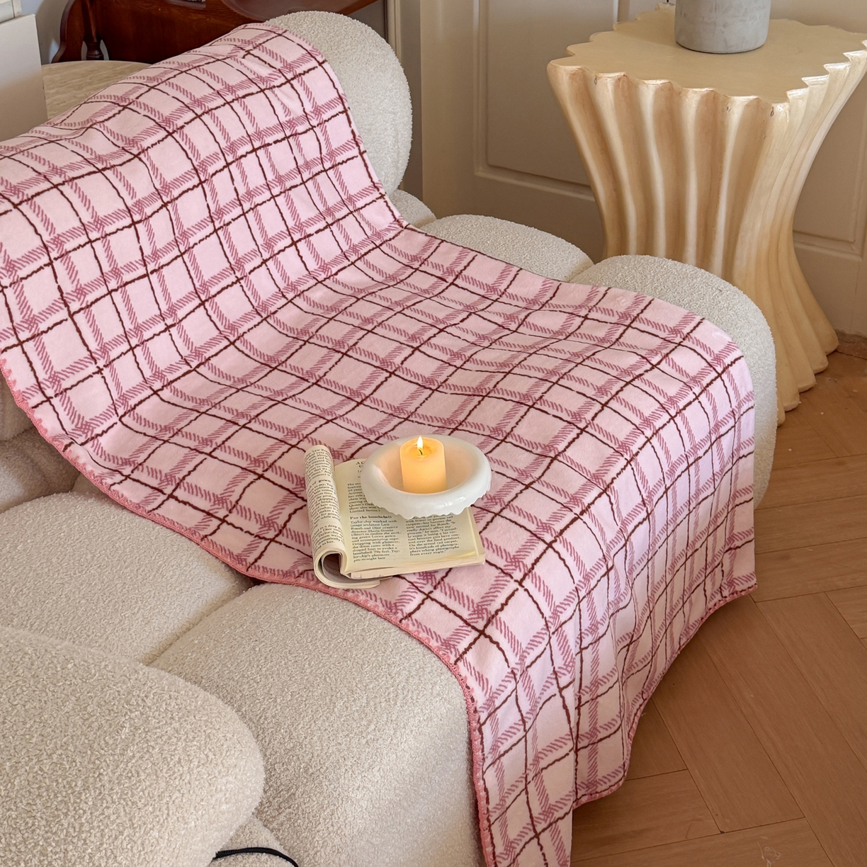 91家纺网 家纺一手货源 找家纺 澳萝拉 2025新款230g高克重全工艺牛奶绒三角针毛毯四季毯休闲毯毯子（稳定供货 不缺货） 格纹粉