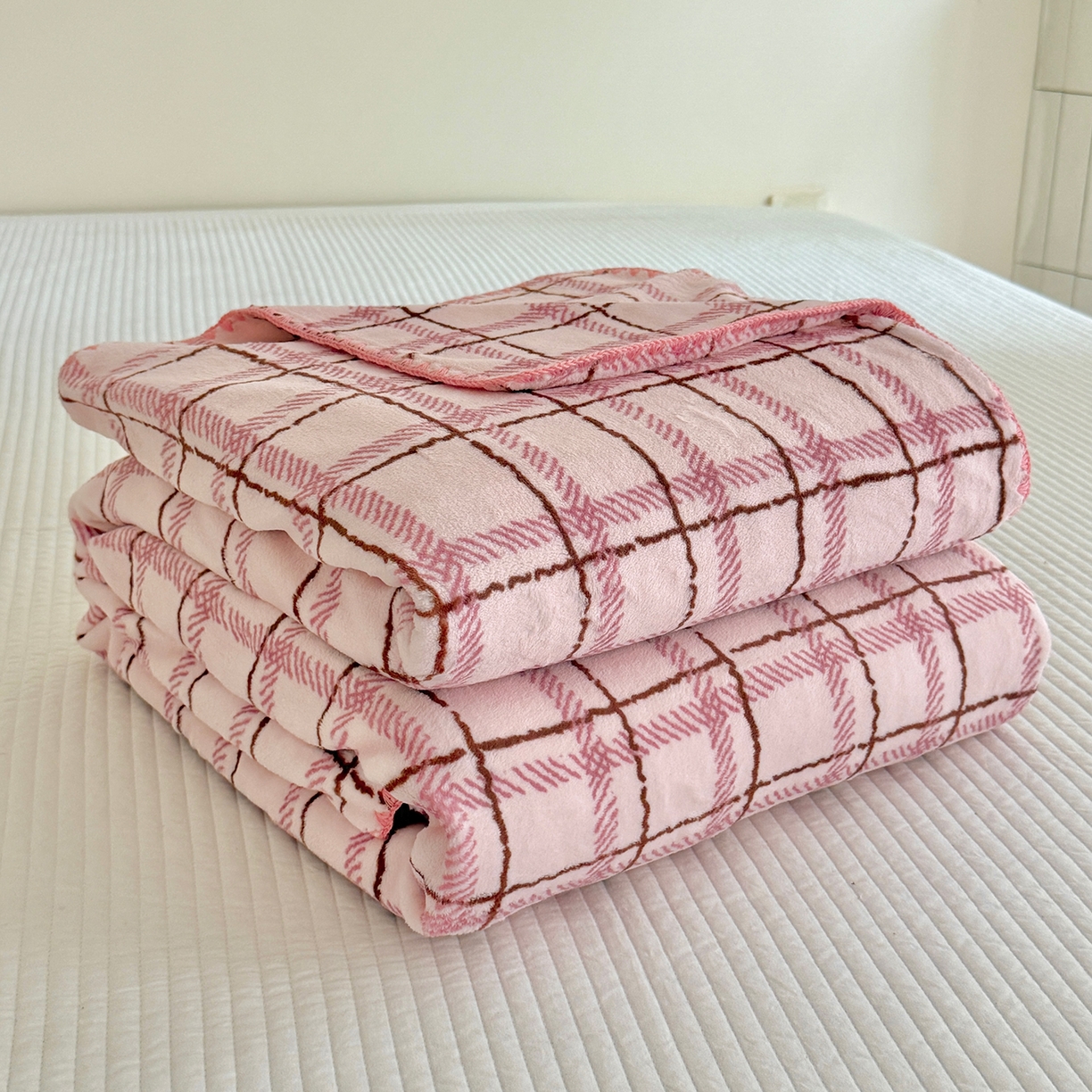 91家纺网 家纺一手货源 找家纺 澳萝拉 2025新款230g高克重全工艺牛奶绒三角针毛毯四季毯休闲毯毯子（稳定供货 不缺货） 格纹粉