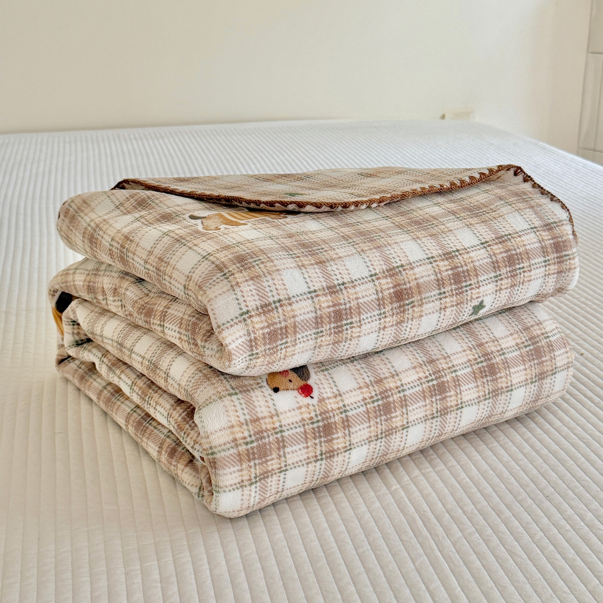 91家纺网 家纺一手货源 找家纺 澳萝拉 2025新款230g高克重全工艺牛奶绒三角针毛毯四季毯休闲毯毯子（稳定供货 不缺货） 格纹腊肠狗