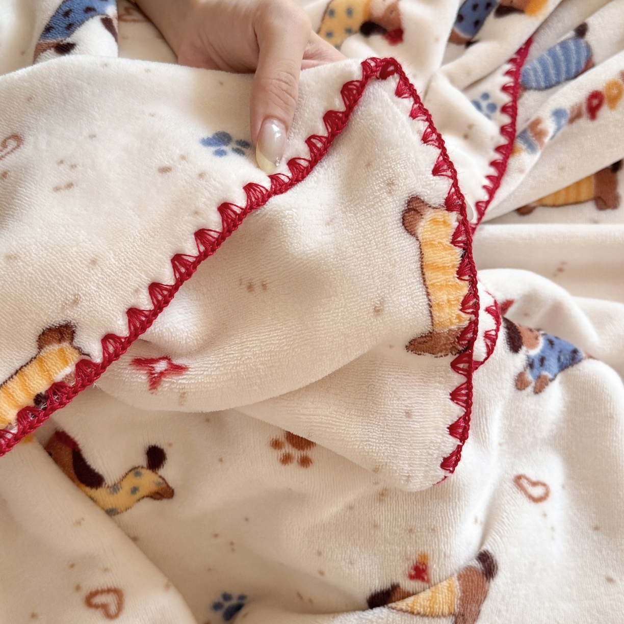 91家纺网 家纺一手货源 找家纺 澳萝拉 2025新款230g高克重全工艺牛奶绒三角针毛毯四季毯休闲毯毯子（稳定供货 不缺货） 腊肠小狗