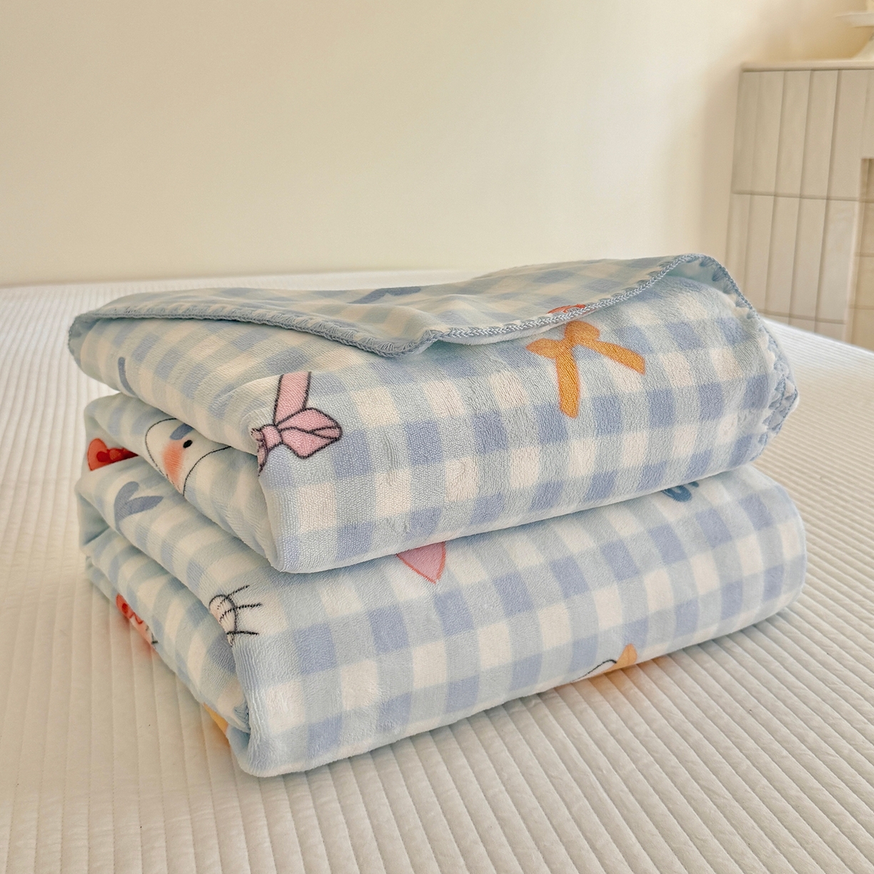 91家纺网 家纺一手货源 找家纺 澳萝拉 2025新款230g高克重全工艺牛奶绒三角针毛毯四季毯休闲毯毯子（稳定供货 不缺货） 蓝格猫咪