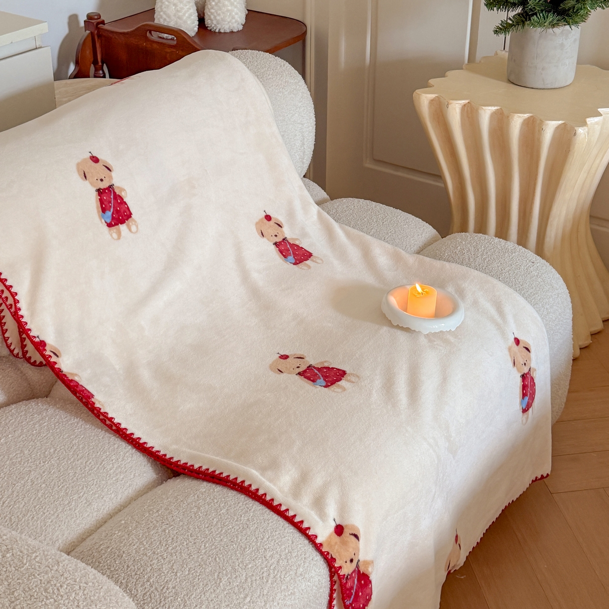 91家纺网 家纺一手货源 找家纺 澳萝拉 2025新款230g高克重全工艺牛奶绒三角针毛毯四季毯休闲毯毯子（稳定供货 不缺货） 苹果小熊