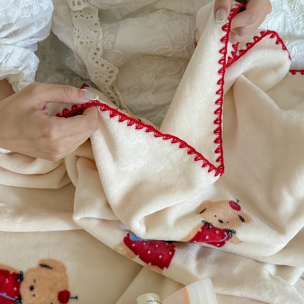 91家纺网 家纺一手货源 找家纺 澳萝拉 2025新款230g高克重全工艺牛奶绒三角针毛毯四季毯休闲毯毯子（稳定供货 不缺货） 苹果小熊