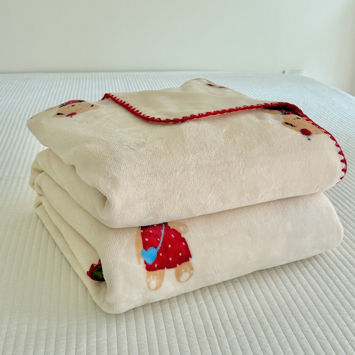 91家纺网 家纺一手货源 找家纺 澳萝拉 2025新款230g高克重全工艺牛奶绒三角针毛毯四季毯休闲毯毯子（稳定供货 不缺货） 苹果小熊