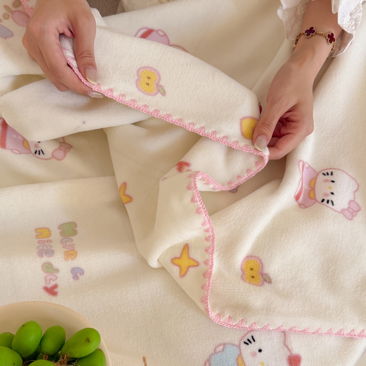 91家纺网 家纺一手货源 找家纺 澳萝拉 2025新款230g高克重全工艺牛奶绒三角针毛毯四季毯休闲毯毯子（稳定供货 不缺货） 童趣嘟嘟猫