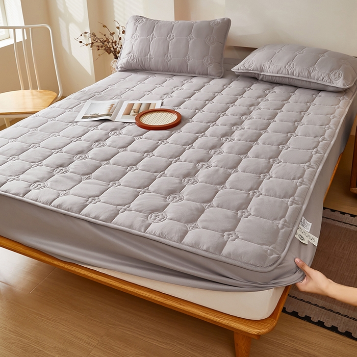 91家纺网 家纺一手货源 找家纺 瑞兴纺 2025年新款亲肤夹棉床笠床裙 床笠款：幸运格-高级灰