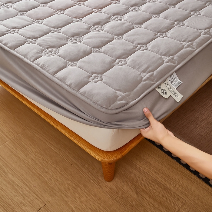 91家纺网 家纺一手货源 找家纺 瑞兴纺 2025年新款亲肤夹棉床笠床裙 床笠款：幸运格-高级灰