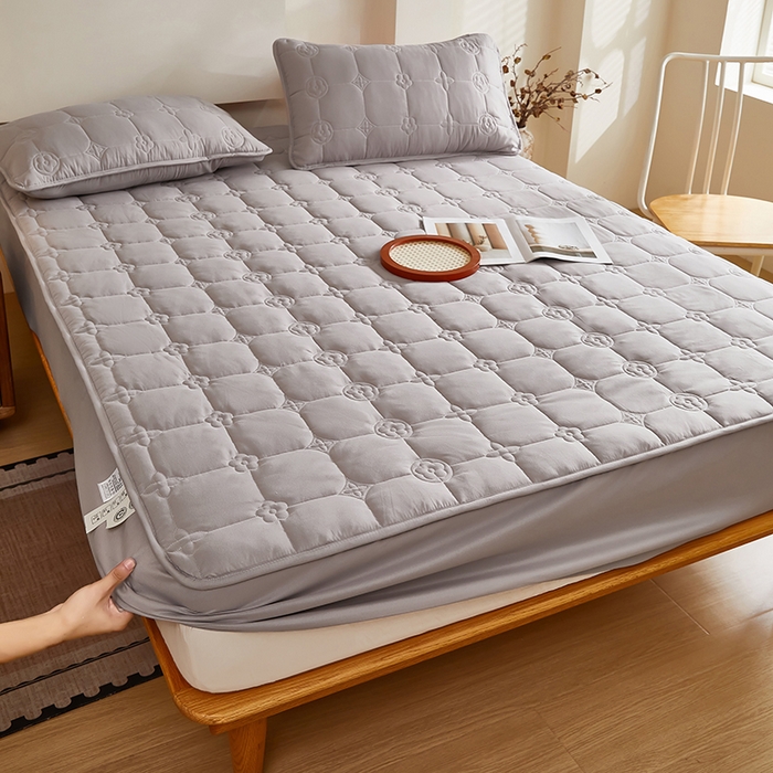 91家纺网 家纺一手货源 找家纺 瑞兴纺 2025年新款亲肤夹棉床笠床裙 床笠款：幸运格-高级灰