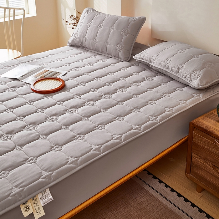 91家纺网 家纺一手货源 找家纺 瑞兴纺 2025年新款亲肤夹棉床笠床裙 床笠款：幸运格-高级灰