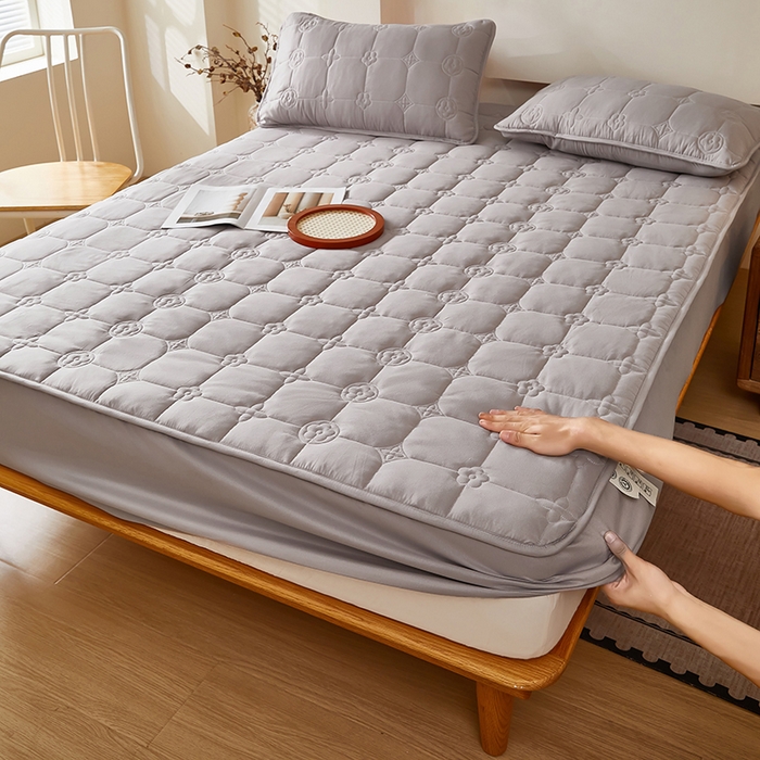 91家纺网 家纺一手货源 找家纺 瑞兴纺 2025年新款亲肤夹棉床笠床裙 床笠款：幸运格-高级灰