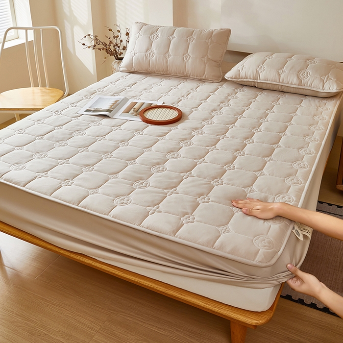 91家纺网 家纺一手货源 找家纺 瑞兴纺 2025年新款亲肤夹棉床笠床裙 床笠款：幸运格-卡其色