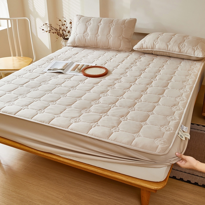 91家纺网 家纺一手货源 找家纺 瑞兴纺 2025年新款亲肤夹棉床笠床裙 床笠款：幸运格-卡其色