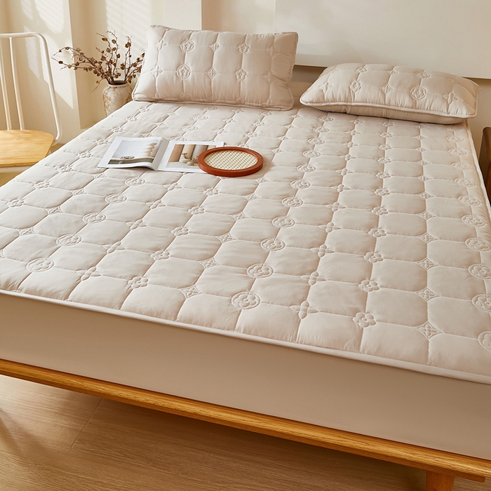 91家纺网 家纺一手货源 找家纺 瑞兴纺 2025年新款亲肤夹棉床笠床裙 床笠款：幸运格-卡其色