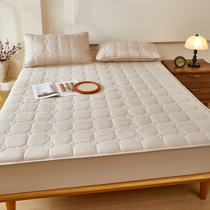 91家纺网 家纺一手货源 找家纺 瑞兴纺 2025年新款亲肤夹棉床笠床裙 床笠款：幸运格-卡其色