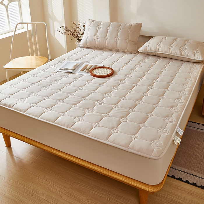 91家纺网 家纺一手货源 找家纺 瑞兴纺 2025年新款亲肤夹棉床笠床裙 床笠款：幸运格-卡其色