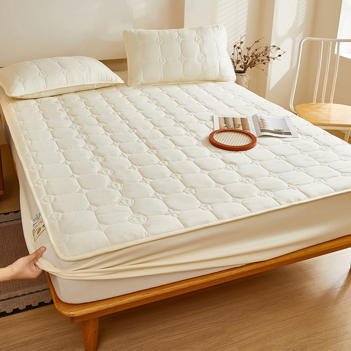 91家纺网 家纺一手货源 找家纺 瑞兴纺 2025年新款亲肤夹棉床笠床裙 床笠款：幸运格-米白