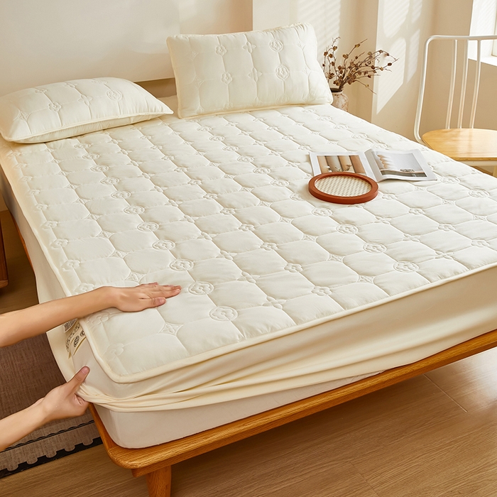 91家纺网 家纺一手货源 找家纺 瑞兴纺 2025年新款亲肤夹棉床笠床裙 床笠款：幸运格-米白