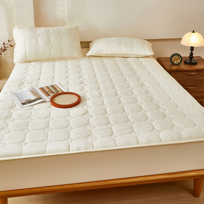 91家纺网 家纺一手货源 找家纺 瑞兴纺 2025年新款亲肤夹棉床笠床裙 床笠款：幸运格-米白