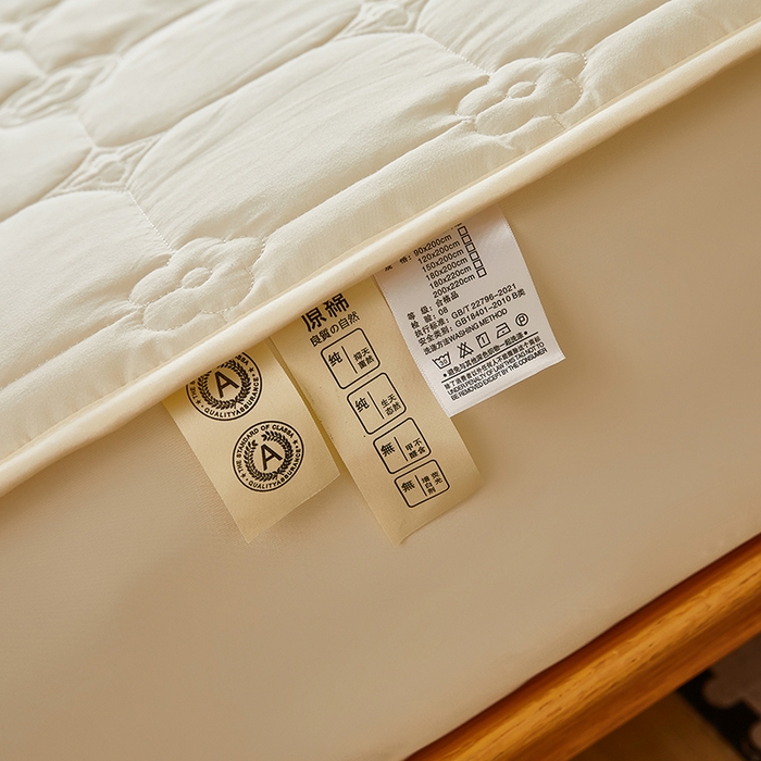 91家纺网 家纺一手货源 找家纺 瑞兴纺 2025年新款亲肤夹棉床笠床裙 床笠款：幸运格-米白